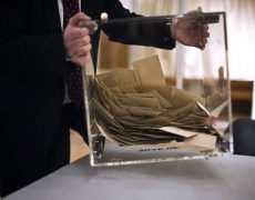 7780314364_une-urne-dans-un-bureau-de-vote-a-dijon-230x180-1