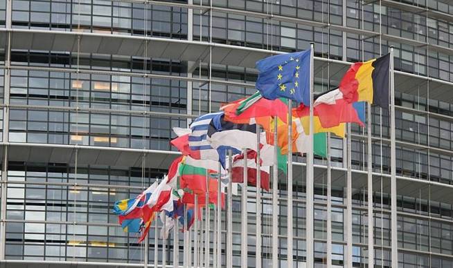 800px-drapeau-du-parlement-europeen-de-strasbourg-800x475-1