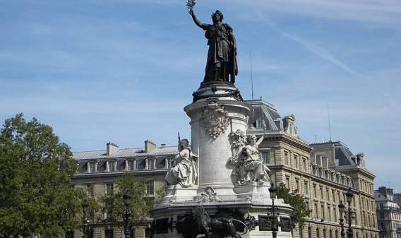 800px-place-de-la-republique-monument-for-gloire-de-la-republique-francaise-2-800x475-1