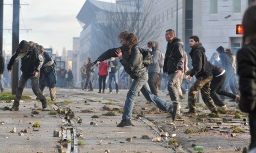 7769896983_des-manifestants-lancent-des-paves-contre-les-forces-de-l-ordre-a-nantes-samedi-22-fevrier-en-marge-d-une-marche-pour-s-opposer-a-l-aeroport-de-notre-dames-des-landes-795x475-