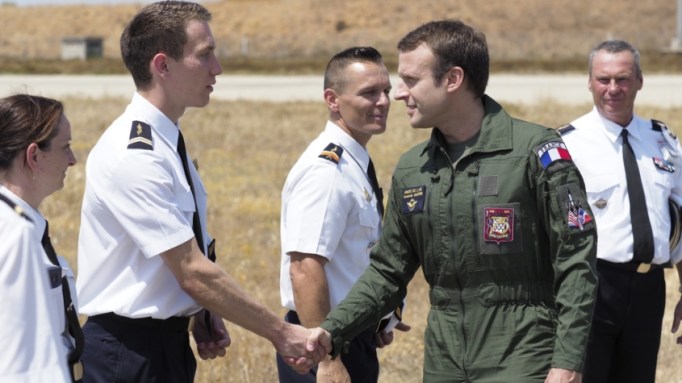 1200x768_emmanuel-macron-salue-militaire-lors-visite-istres-20-juillet-2017-845x475-1