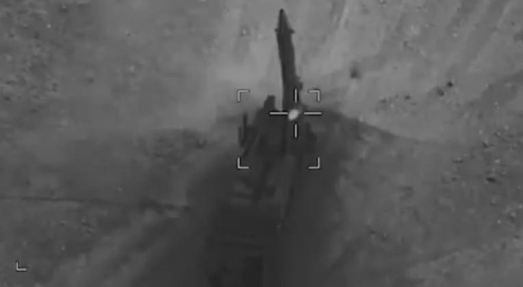 Lanceur de missiles balistiques iranien visé par une frappe aérienne