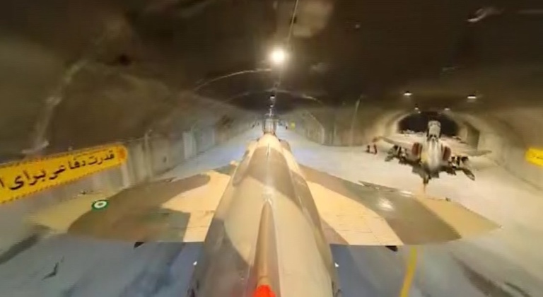 Des chasseurs F-4 de l'armée de l'air iranienne à la base aérienne souterraine Eagle 44