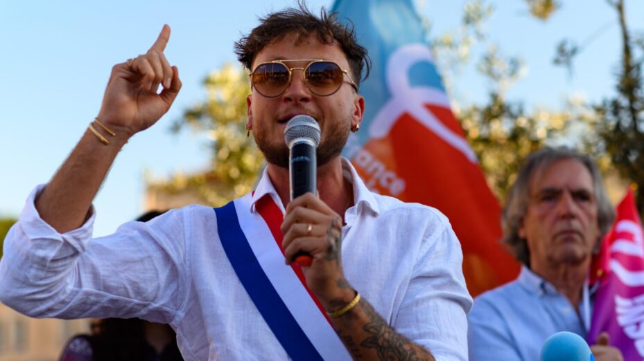 Raphaël Arnault, député LFI et fondateur de la Jeune Garde, lors d'une manifestation à Vauvert (Gard) le 20 mai 2026