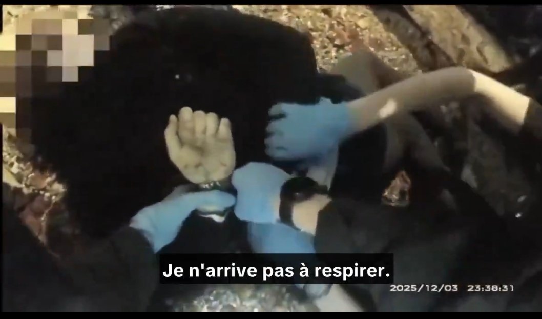 Henry Nowak, poignardé et mourant, est arrêté par la police qui lui lit ses droits car son agresseur l’accuse de propos racistes
