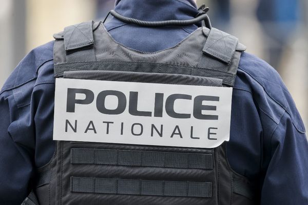 Un homme interpellé après avoir blessé deux policiers, 200 personnes ont dû être dispersées