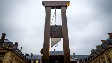 5edf58781b19b_guillotine-3757545.jpg