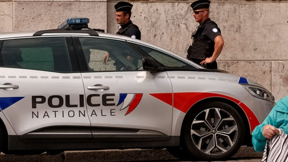 Photo de Rajan Abdulla: https://www.pexels.com/fr-fr/photo/une-femme-agee-a-paris-en-presence-de-la-police-36841147/