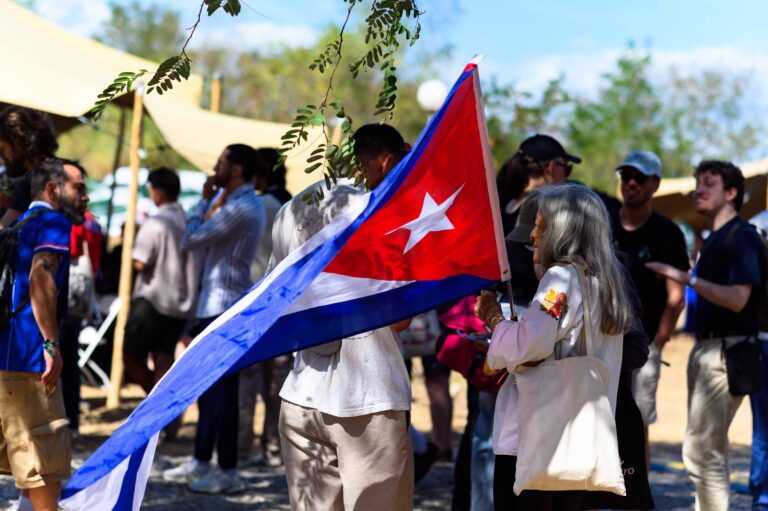 Une militante brandit un drapeau cubain aux universités d'été 2026 de la France insoumise