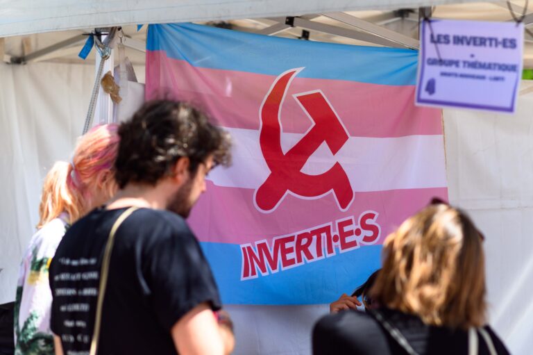 Drapeau trans "inverti.e.s" aux universités d'été 2026 de la France Insoumise.