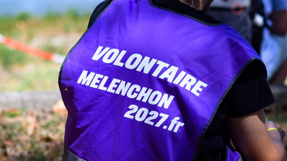 Chasuble "Volontaire - Mélenchon 2027" aux universités d'été 2026 de la France Insoumise.