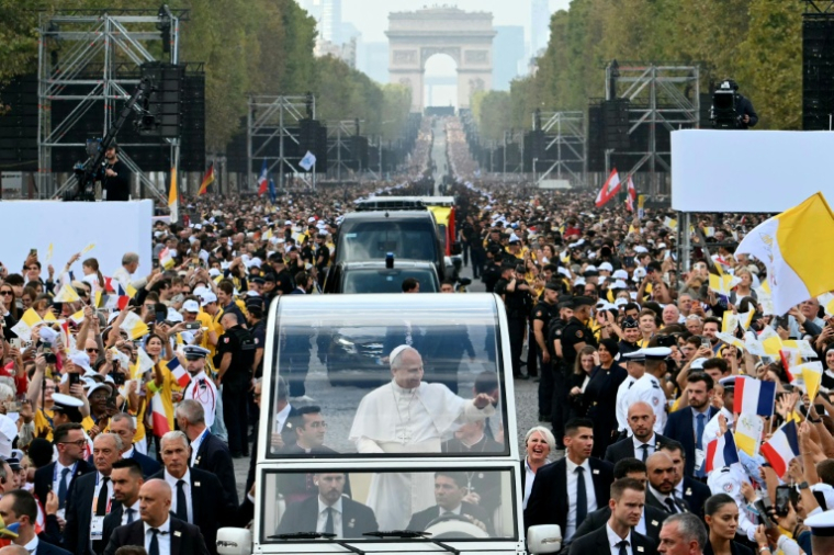 De l'Etoile à la Concorde, foule XXL pour une messe papale "marquante"