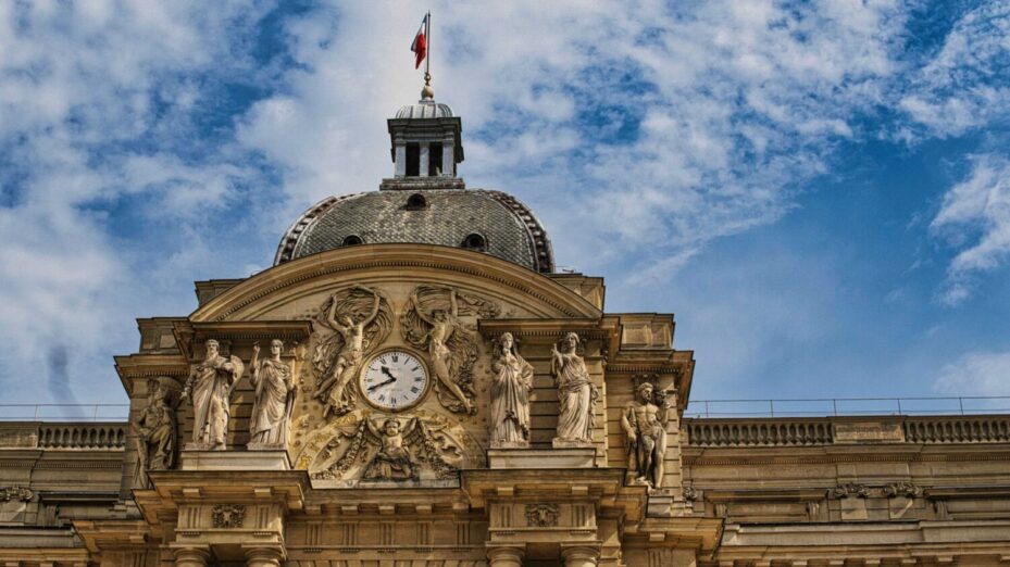 Photo de Travel with  Lenses: https://www.pexels.com/fr-fr/photo/palais-du-luxembourg-30619357/