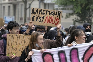 les-etudiants-rejoignent-les-lyceens-dans-une-manifestation-sauvage-avenue-berthelot-photo-joel-philippon-1790937137.jpg