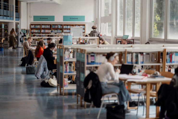 Des étudiants à la bibliothèque universitaire du campus Valrose à Nice