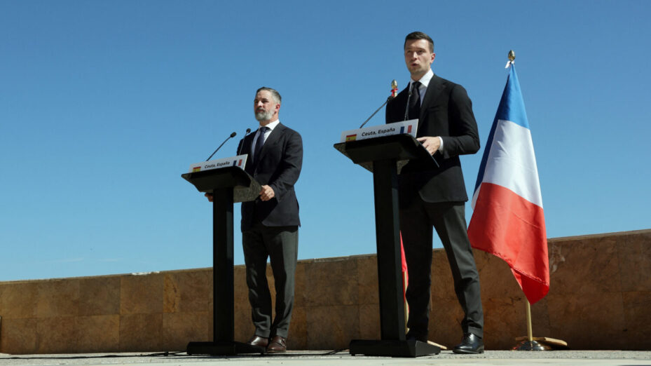 Santiago Abascal (président de VOX) et Jordan Bardella, à Ceuta ce 12 octobre.(Photo by Thomas COEX / AFP)