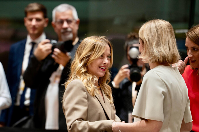 Giorgia Meloni et Mette Frederiksen lors d’un sommet européen