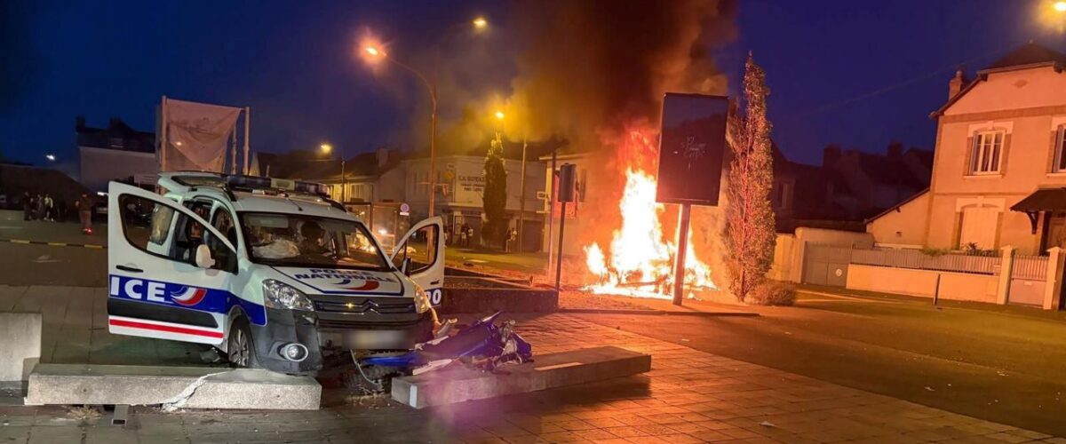 Moto d'Adjel B. sous un véhicule de police à Saint-Pierre-des-Corps le 19 septembre 2026
