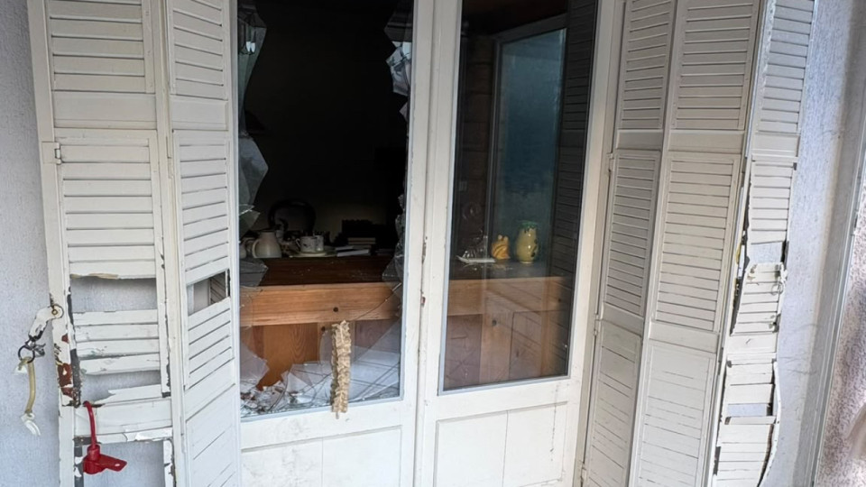 Fenêtres et volets endommagés dans la maison familiale de Vénissieux
